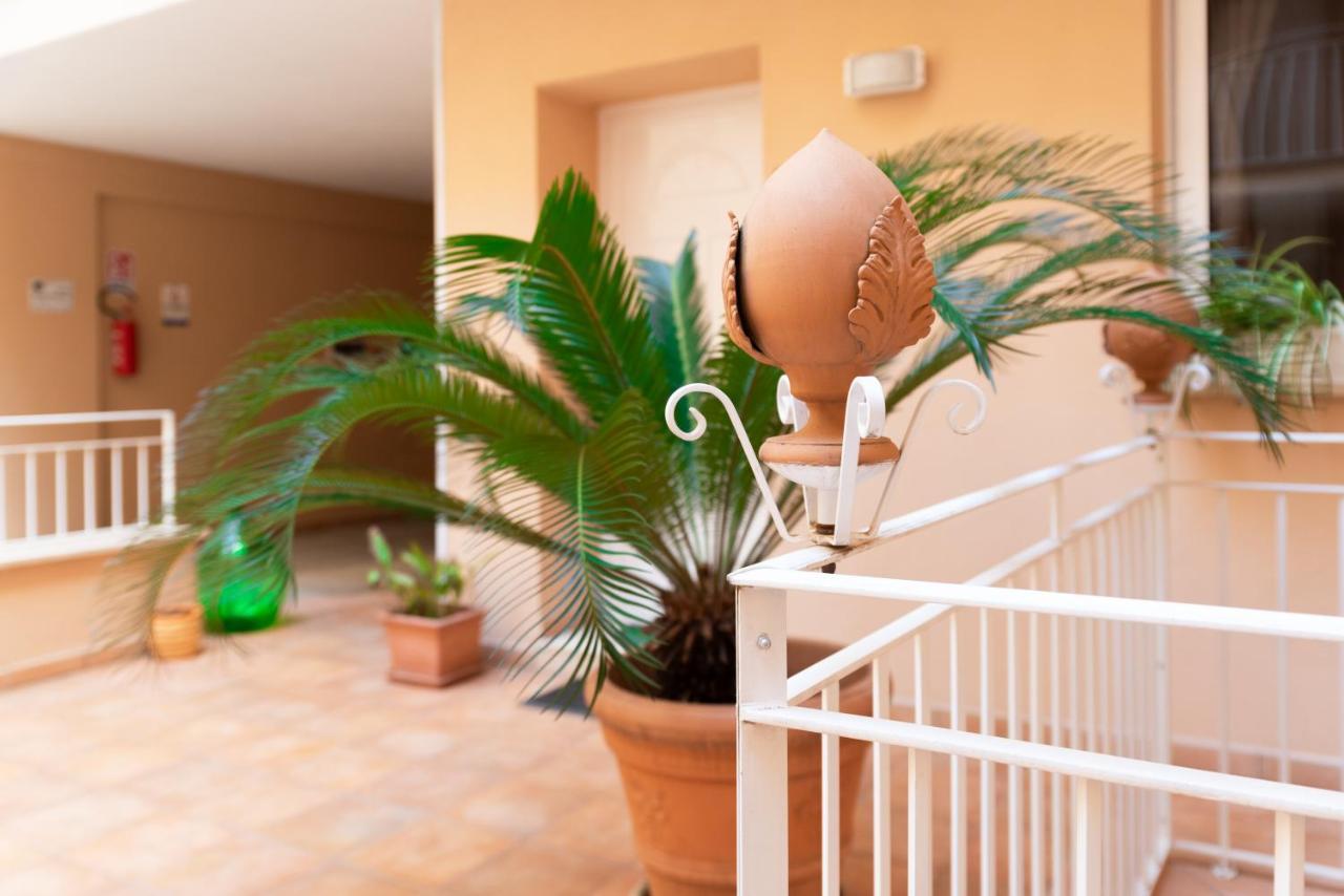 Il Cortile Delle Esperidi Apartment Lecce Luaran gambar